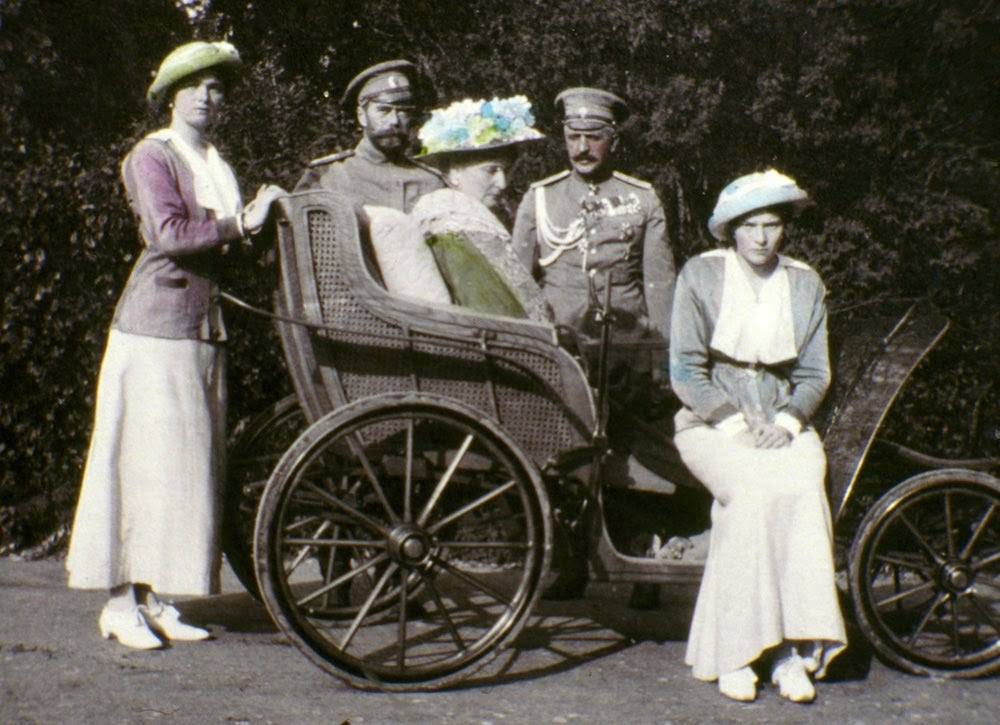 Grand Duchess Olga and Grand Duchess Tatiana with their parents Tsar Nicholas II and Tsarina Alexandra. 