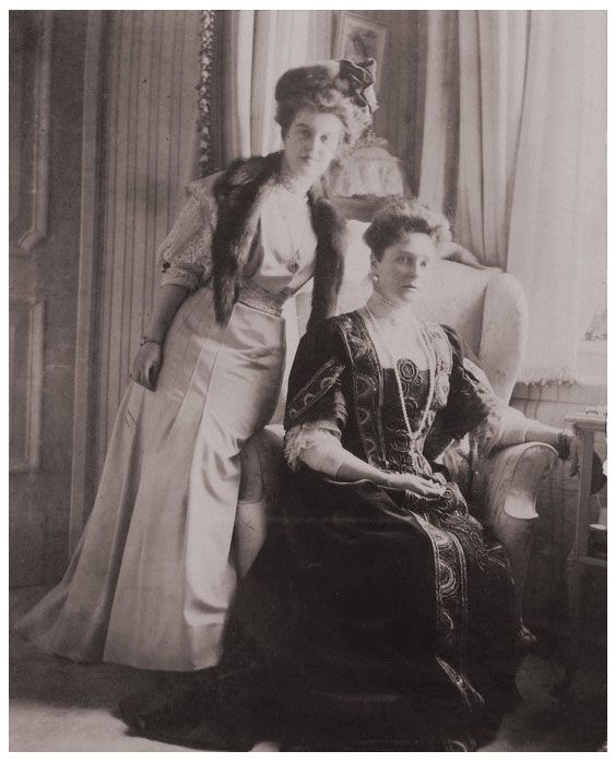 Tsarina Alexandra and Grand Duchess Maria Pavlovna, Tsar Nicholas II's first cousin 