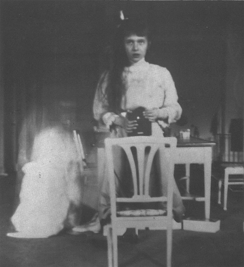 Grand Duchess Anastasia taking the early 20th century version of a selfie.