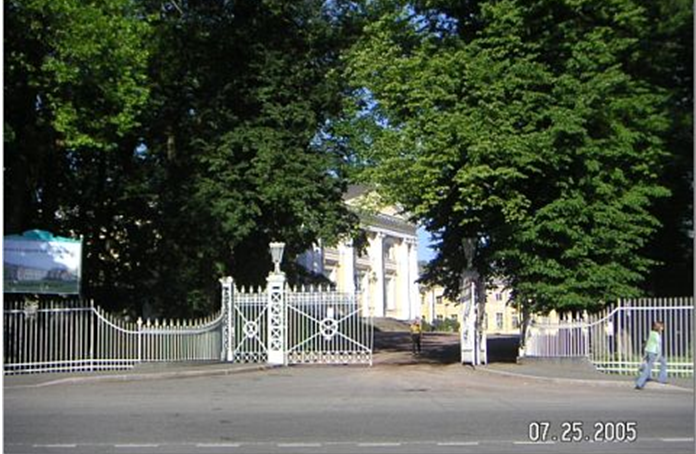 This is the pre-revolutionary gate, used by all those entering the park or the palace, including the Tsar and his family.