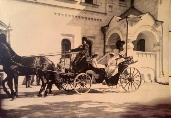 A very rare photo of Grand Duchesses Maria and Anastasia in a carriage with their mother Empress Alexandra, in front of their infirmary. 