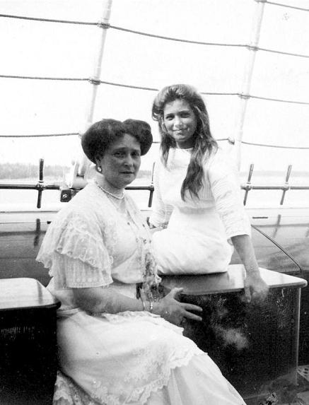 Tsarina Alexandra with her third daughter, Grand Duchess Maria Romanov