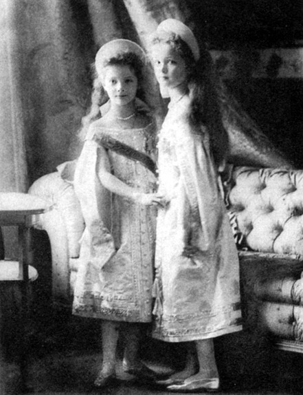 The little grand duchesses in Russian imperial dress: Olga and Tatiana Romanov