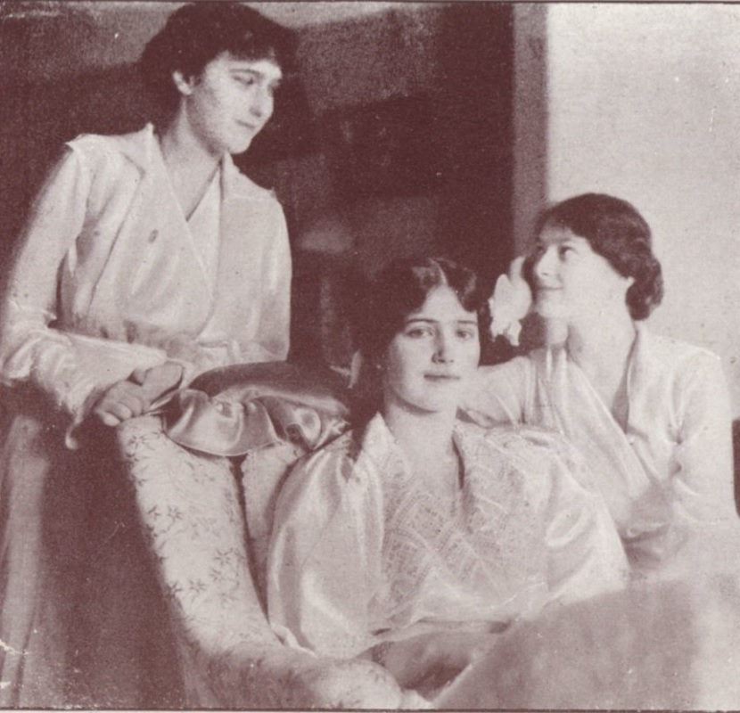 After her illness: Grand Duchess Maria (center) with Anastasia and Tatiana