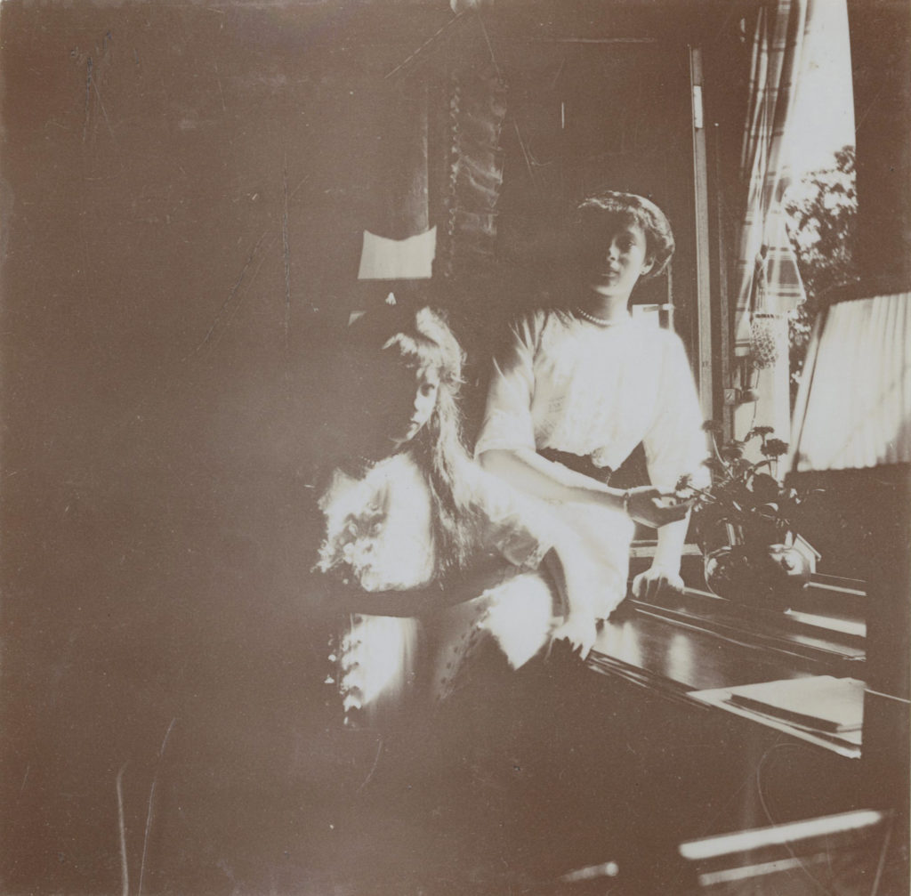 Grand Duchess Tatiana and Grand Duchess Anastasia. Peterhof, 1913. Photo credit: ГА РФ, ф. 640 оп. 3 д. 25 л. 33 фото 465