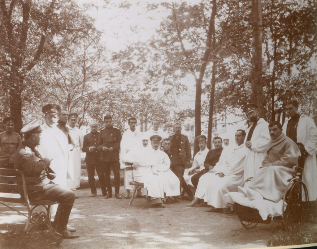 Sister Olga Romanov and Sister Alexandra Romanov posing with the wounded at the Palace Infirmary. 