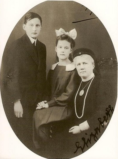 Princess Vera Konstantinovna Romanov with her mother Grand Duchess Elizaveta Mavrikievna and brother Georgiy, in Germany. 