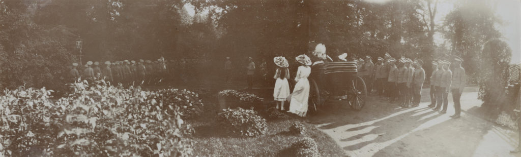 The Romanov family in Peterhof in 1913. Photo credit: ГА РФ, ф. 640 оп. 3 д. 25 л. 34 фото 478