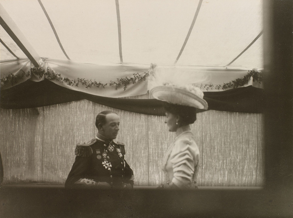 Empress Alexandra with a British guest on The Standart