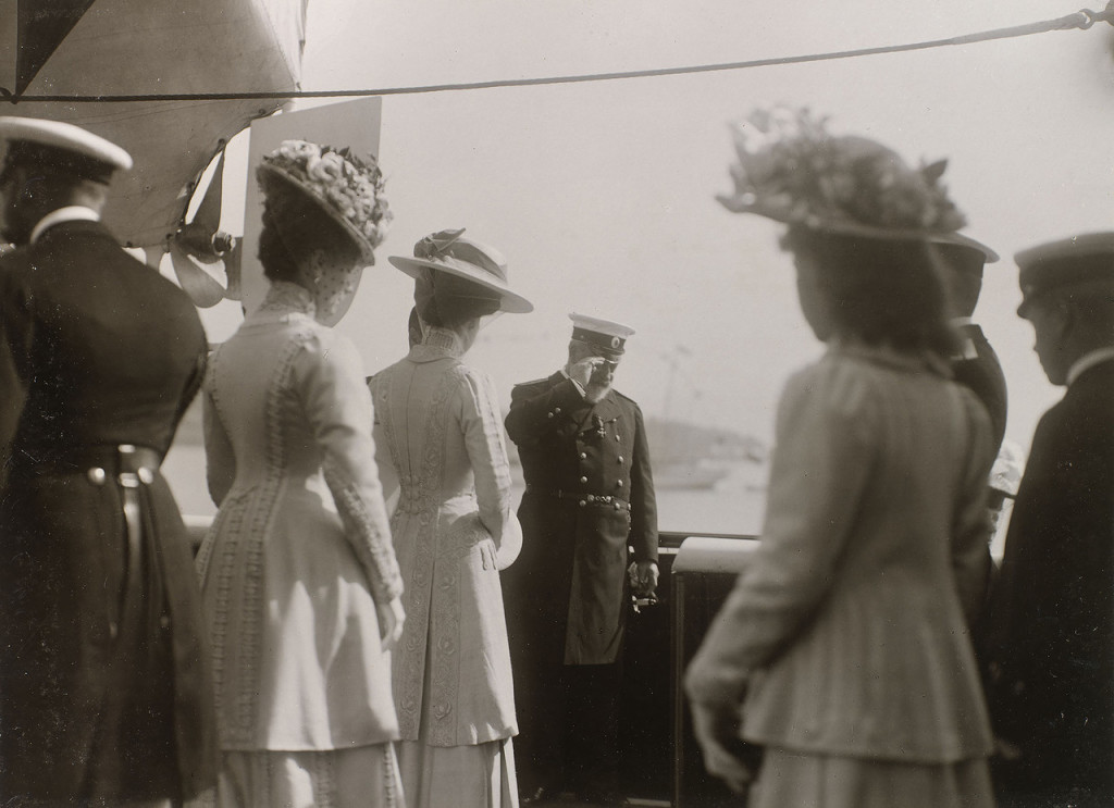The Romanov family greeting their royal British cousins. 