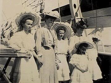 Grand Duchesses Olga, Tatiana, Maria and Anastasia with their Aunt Grand Duchess Olga Alexandrovna. 