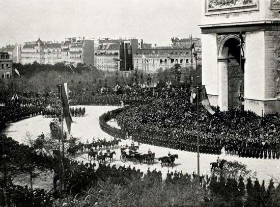 Crowds during the 1896 Romanov family visit to Paris. 