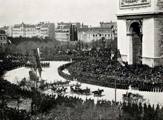 Crowds during the 1896 Romanov family visit to Paris.
