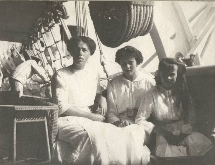 Grand Duchess Tatiana and Grand Duchess Anastasia with their Aunt Grand Duchess Olga Alexandrovna. 