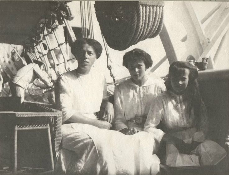 Grand Duchess Tatiana and Grand Duchess Anastasia with their Aunt Grand Duchess Olga Alexandrovna.