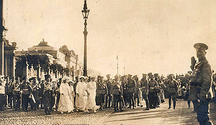 The Romanov family on Palace Square in St Petersburg at the declaration of war. 