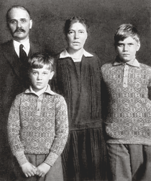 Grand Duchess Olga Alexandrovna with her husband, Nikolai Alexandrovich Kulikovsky and their two children. 