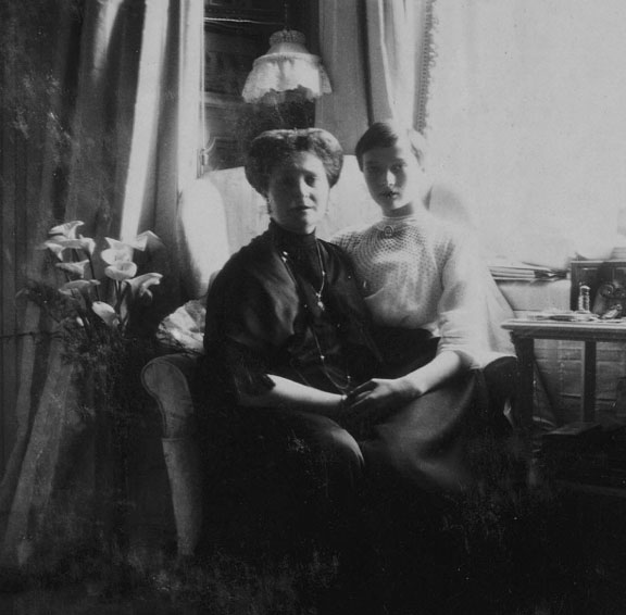  Empress Alexandra with Grand Duchess Tatiana with shorn hair. recovering from typhoid fever.