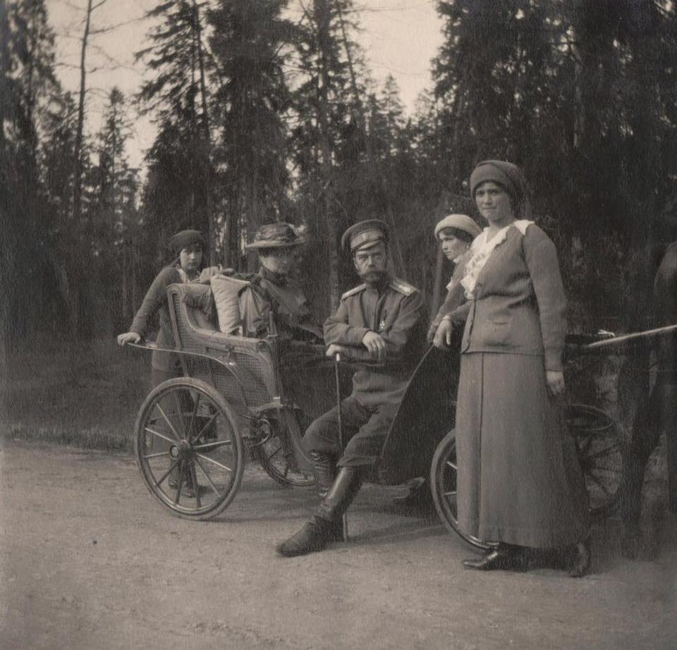 The Romanov family: Grand Duchess Maria with her sisters, Papa and Mama in Tsarskoe Selo. 