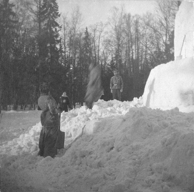 Romanov family loved snow. Building the snow tower.
