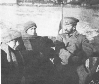 Maria Romanov with her sister Anastasia and father in 1916