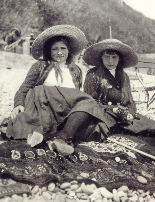 Maria Romanov with her sister Anastasia.