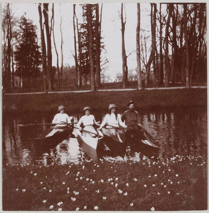 Nicholas II canoeing with his daughters. 