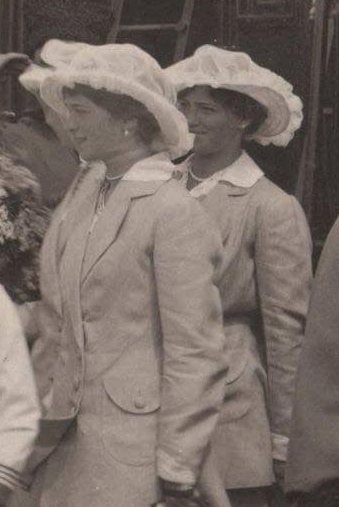Maria Romanov (right) with her sister Olga circa 1916. 